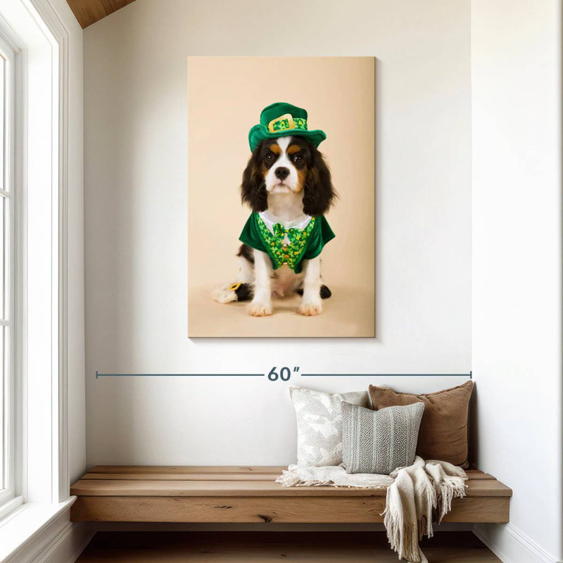 Chien en costume de lutin, H 45 po x l 30 po