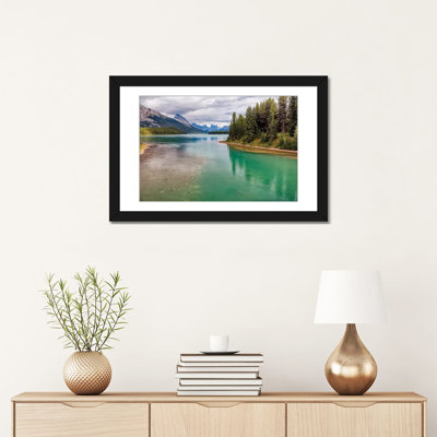 Vert émeraude, lac Maligne avec les montagnes Rocheuses, Alberta, Canada - reproduction d'art mural - papier d'art encadré