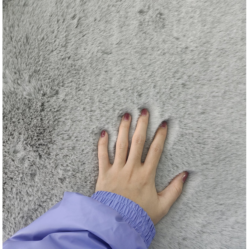 Tapis rond gris en fausse fourrure tissé à la machine de couleur unie Grandwood, Rond 3 pi 11 po