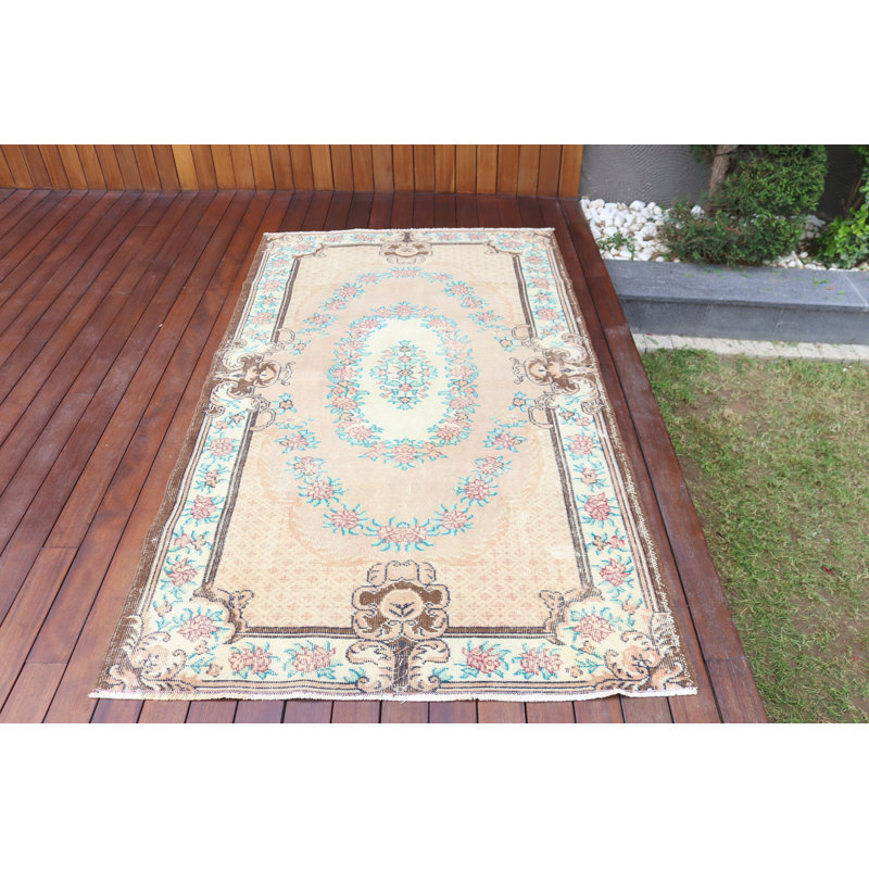Tapis turc rétro de style floral pastel avec des tons de rose et de bleu clair pour une décoration intérieure élégante