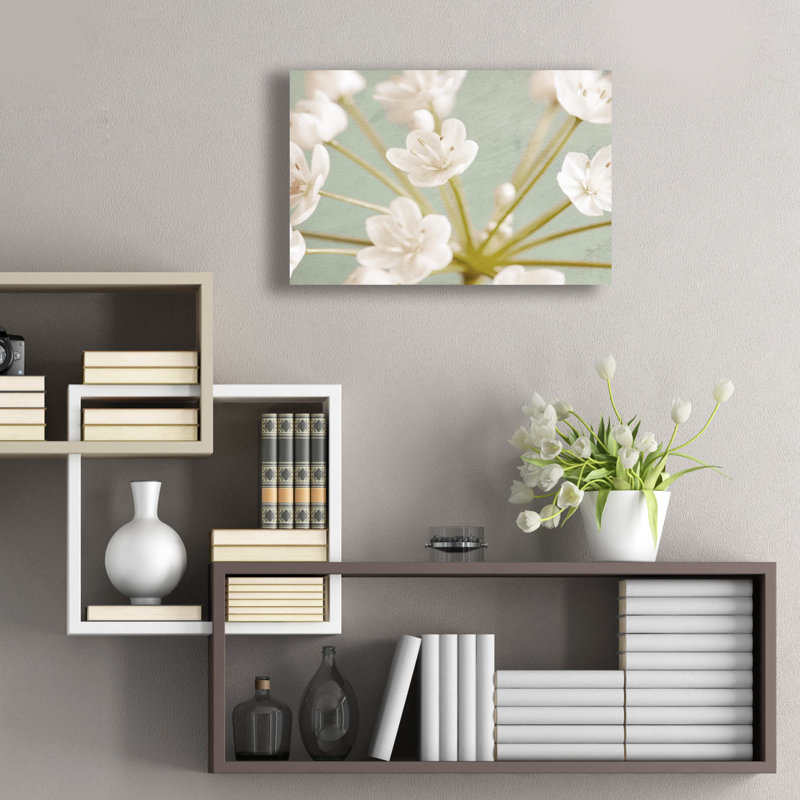 «Little White Flowers On Blue» par Tom Quartermaine, H 16 po x l 24 po x P 0,2 po
