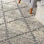Tapis à poil long ivoire et gris à motif géométrique Ileyah-938107745