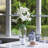 Arrangement de fleurs de lis dans un vase en verre