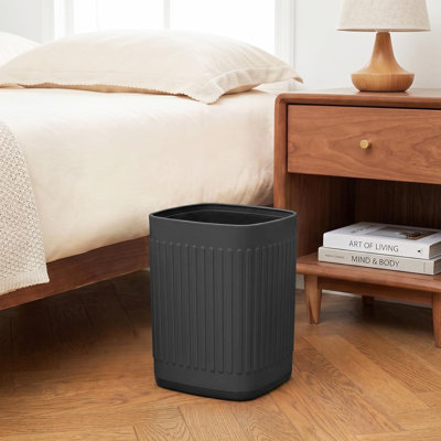 Petite poubelle de salle de bain en métal 1,8 gallon / 7 L, poubelle blanche avec base antidérapante, imperméable et durable pour la chambre de bureau
