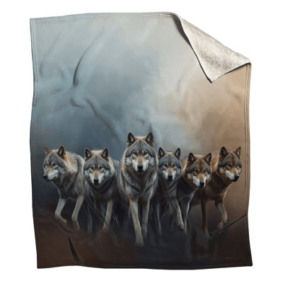 Loup dans des couvertures de brouillard
