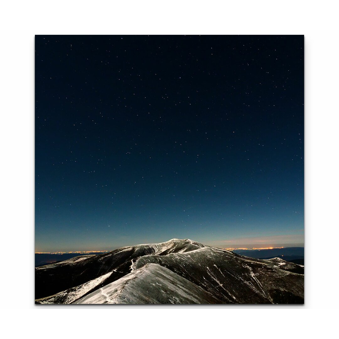 Leinwandbild Glitzernder Sternenhimmel über schneebedeckter Bergkette