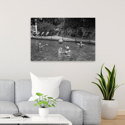«1930S 1940S» jouant avec un ballon de plage dans une piscine, rétro, rétro, palmier rétro, art mural tropical