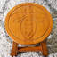 Tabouret en bois de teinte naturelle - Décoration d'inspiration reine des abeilles-133001343