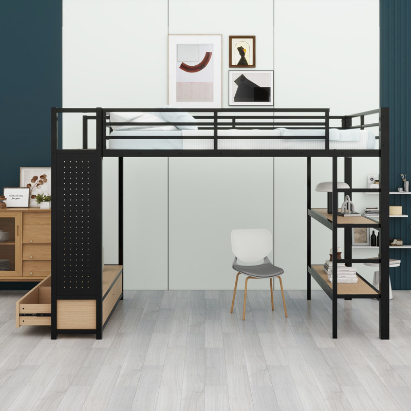 Lit mezzanine avec garde-robe, tablettes de rangement et panneau perforé