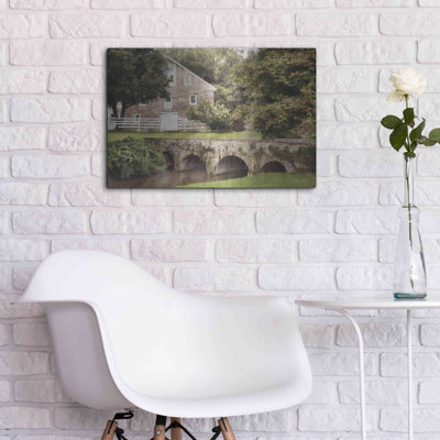 «Old Stone Barn and Bridge» par Lori Deiter