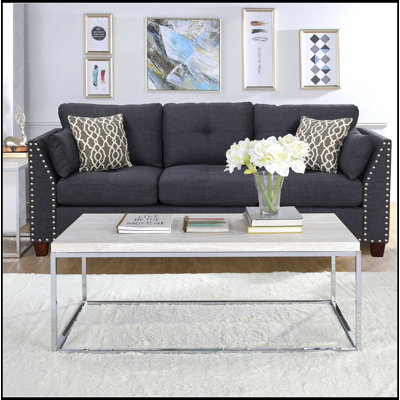 Table basse élégante et durable avec base ouverte et détails chromés
