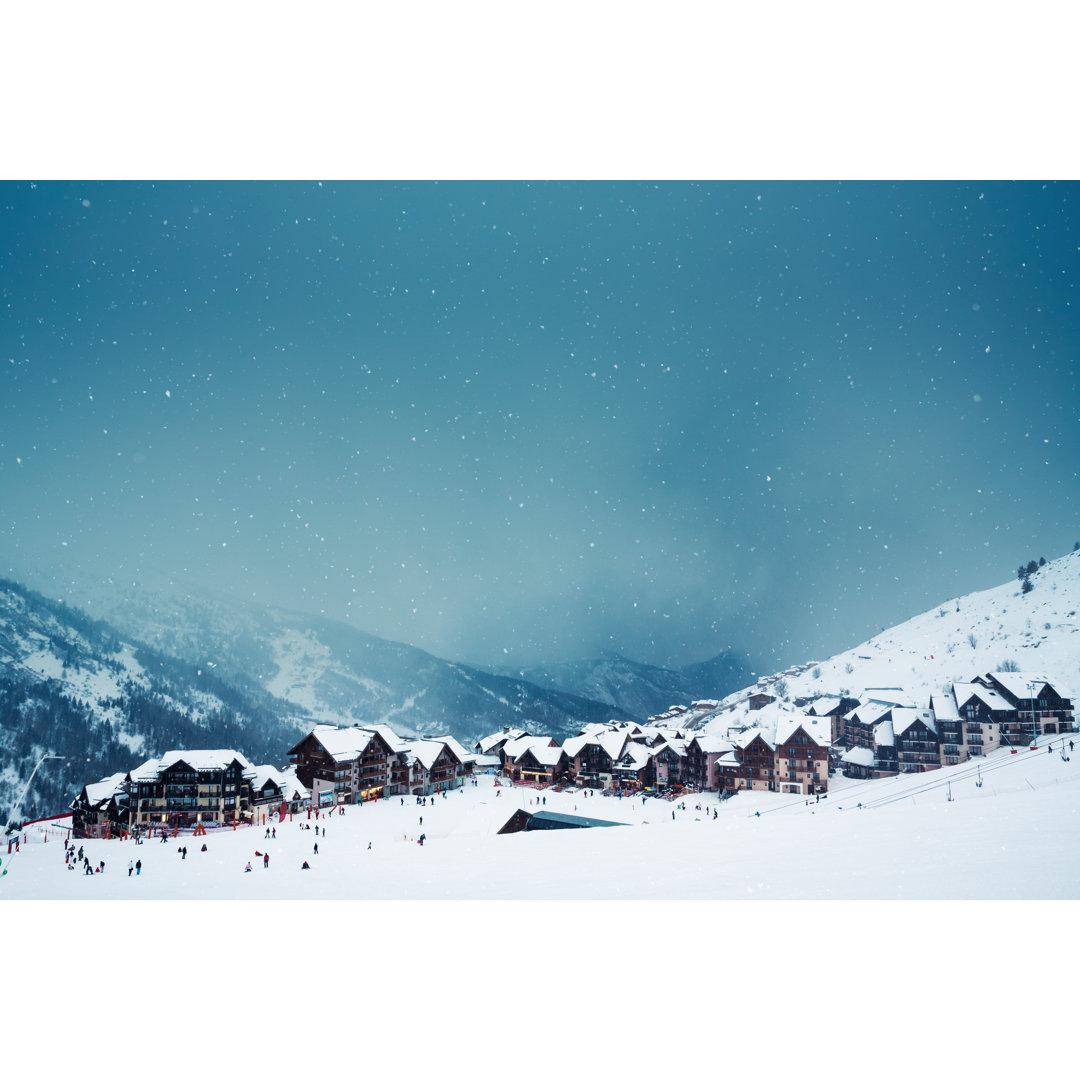 Ski Village On A Snowy Day von Borchee - Kunstdrucke auf Leinwand