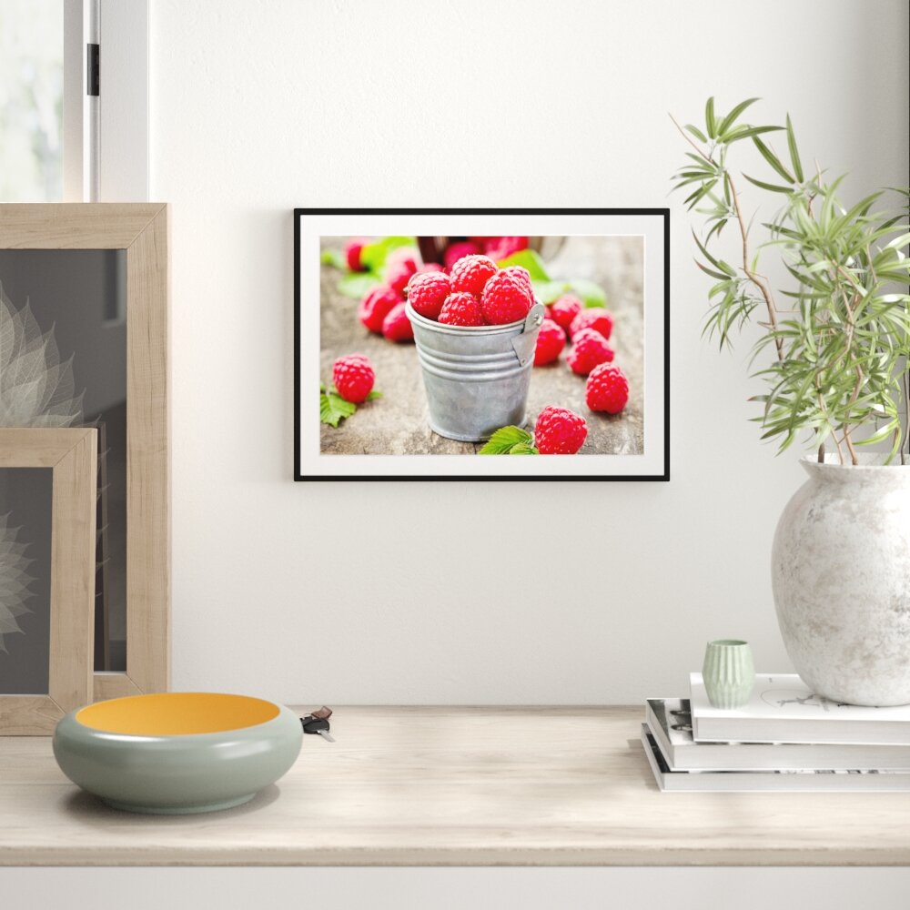 Gerahmtes Poster Eimer mit frischer Himbeeren