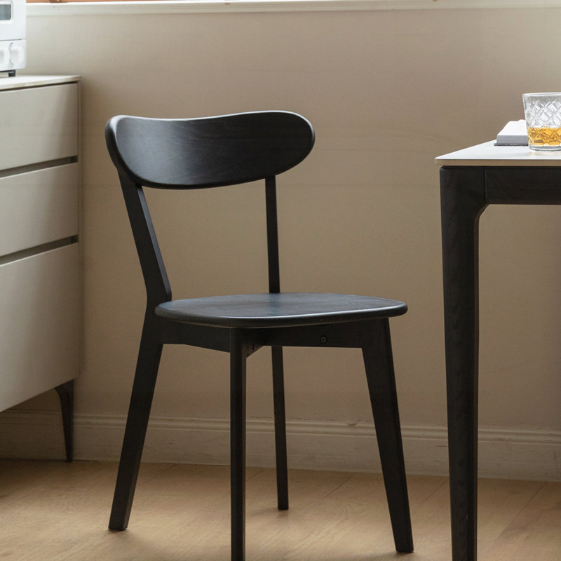 Chaise de salle à manger en bois massif durable pour des sièges confortables dans la salle à manger et le salon.