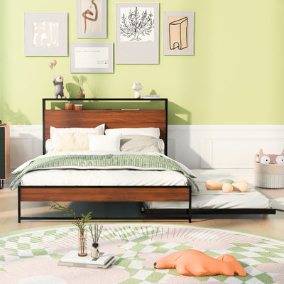 Structure de lit pleine grandeur en métal noir avec couchette, entrées et support à lattes. Aucun sommier tapissier requis pour la décoration intérieure de chambre à coucher moderne