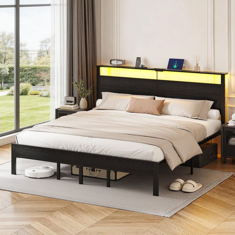 Structure de très grand lit, grand lit avec tête de charge et lumières DEL, lit plateforme avec lattes en métal, Noir