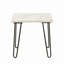 Table de bout Modern Elegance en marbre blanc avec pieds à finition noire, parfaite pour le décor et la fonctionnalité d'un salon de luxe.-2049036693-2049036695