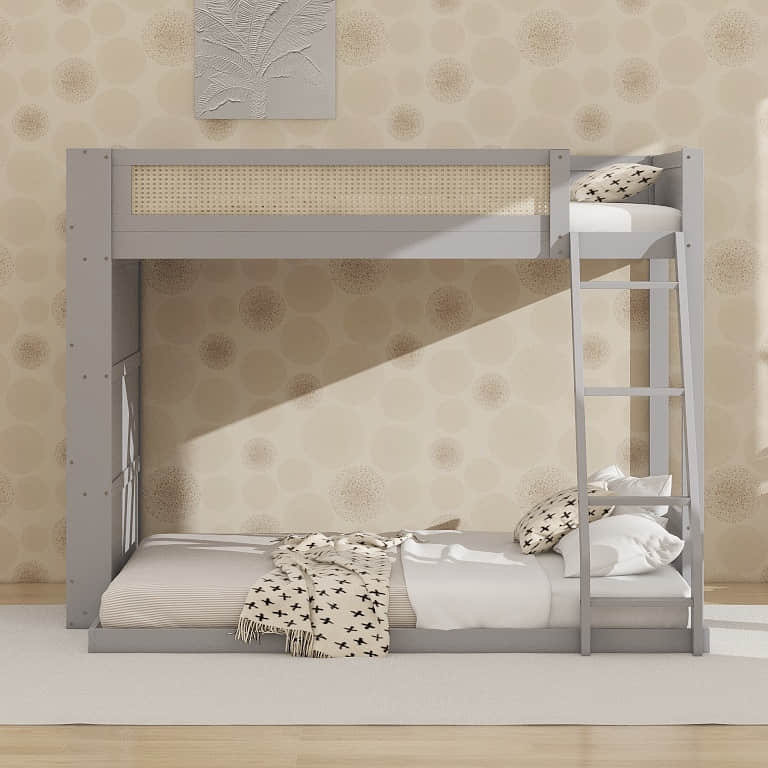 Lit simple superposé au-dessus d'un lit double avec éclairage à DEL et tablette latérale, lit superposé en bois, lit mezzanine peu encombrant avec garde-corps en rotin