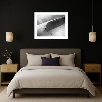 «Skiing Under A Curl», reproduction d'art encadrée