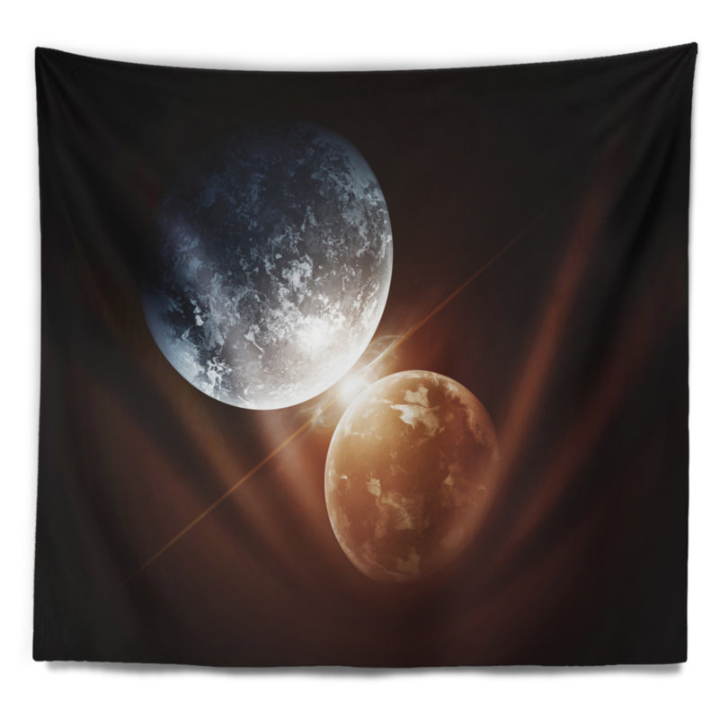 Tapisserie "Spacescape Kiss" entre deux planètes, H 32 po x l 39 po