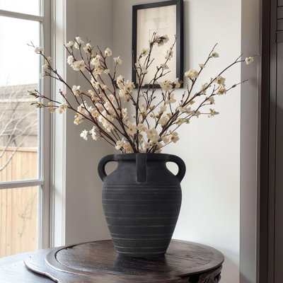 Vase en céramique noir fabriqué à la main avec un design rustique à quatre poignées, une bouche large pour les arrangements floraux, parfait pour une maison de campagne moderne et un décor vintage