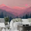 Coucher de soleil rose sur les montagnes boisées-688436244