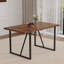 Une table de salle à manger rectangulaire rétro minimaliste avec un dessus spécialement texturé et des pieds en métal noir.