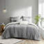 Édredon 3 pièces double / grand. Coton en gris. Rayures brodées sur fond gris. Revers avec motif. Finition en forme de couette. Lavable à la machine. Gris double / grand mini 100% coton. Imprimé diamant à revers gris.-127366377-127366376