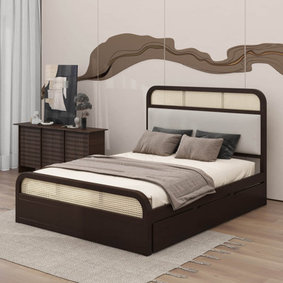 Un grand lit plateforme en bois qui comprend un lit gigogne sous le lit