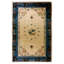 Joli motif floral dans un tapis chinois antique à fond beige