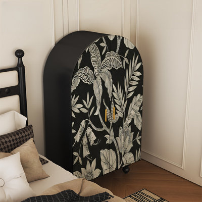 Armoire arquée avec tablettes et portes