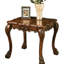 Table d'appoint en chêne cerisier avec pied griffe surdimensionné, structure en bois massif, charme vintage, esthétique classique pour l'espace. Table carrée traditionnelle, plateau festonné, ornements floraux, style rustique.