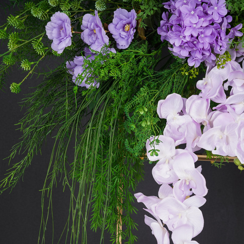 55 po x 43,3 po de fleurs artificielles en centre de table avec motif floral, fleurs roses / mauves avec feuilles vertes