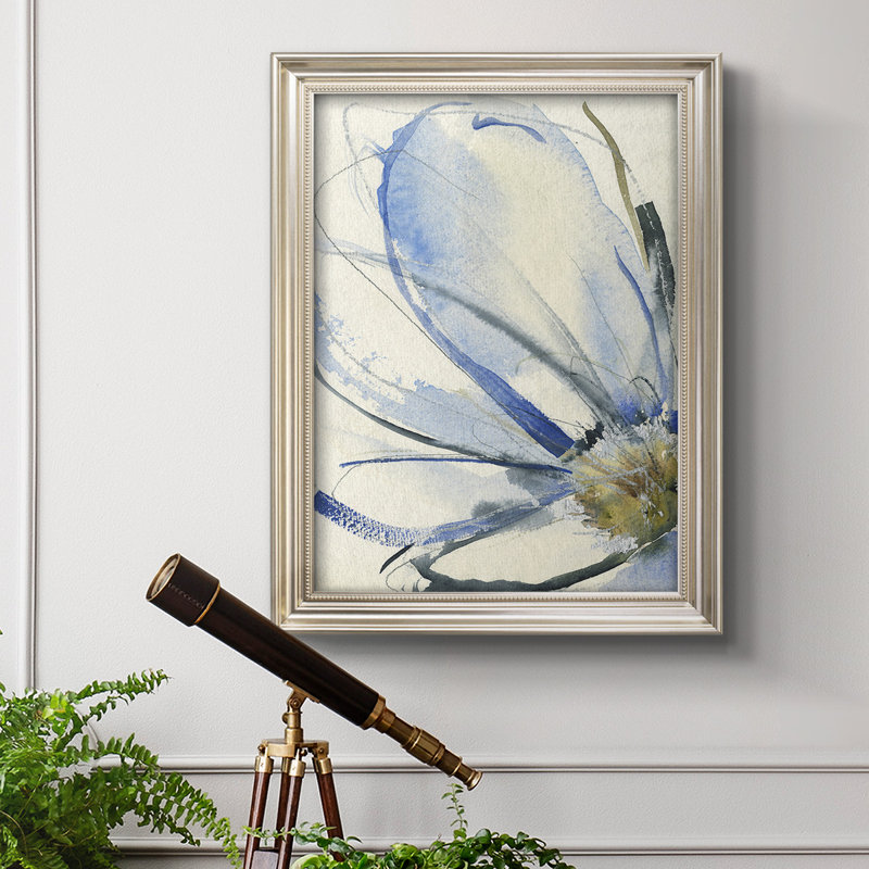 Cobalt & Paynes Petals I, toile encadrée de qualité supérieure - prête à être accrochée, L 21 po x H 25 po, Cadre doré