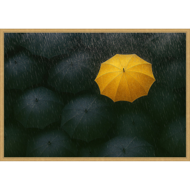 «The Yellow Umbrella» par Paolo Medeiros, reproduction d'art sur toile encadrée, H 23 po x l 33 po