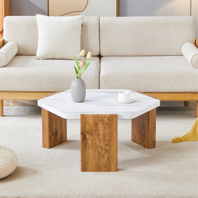 Table basse hexagonale de 31 pouces de style moderne avec surface en marbre blanc.