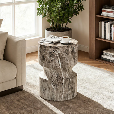 Tables de bout d'extérieur en ciment pour patio, table d'appoint GardenAccent en faux terrazzo, petite table d'appoint ronde ronde pour l'extérieur, tabouret de jardin avec souche d'arbre pour l'intérieur et l'extérieur