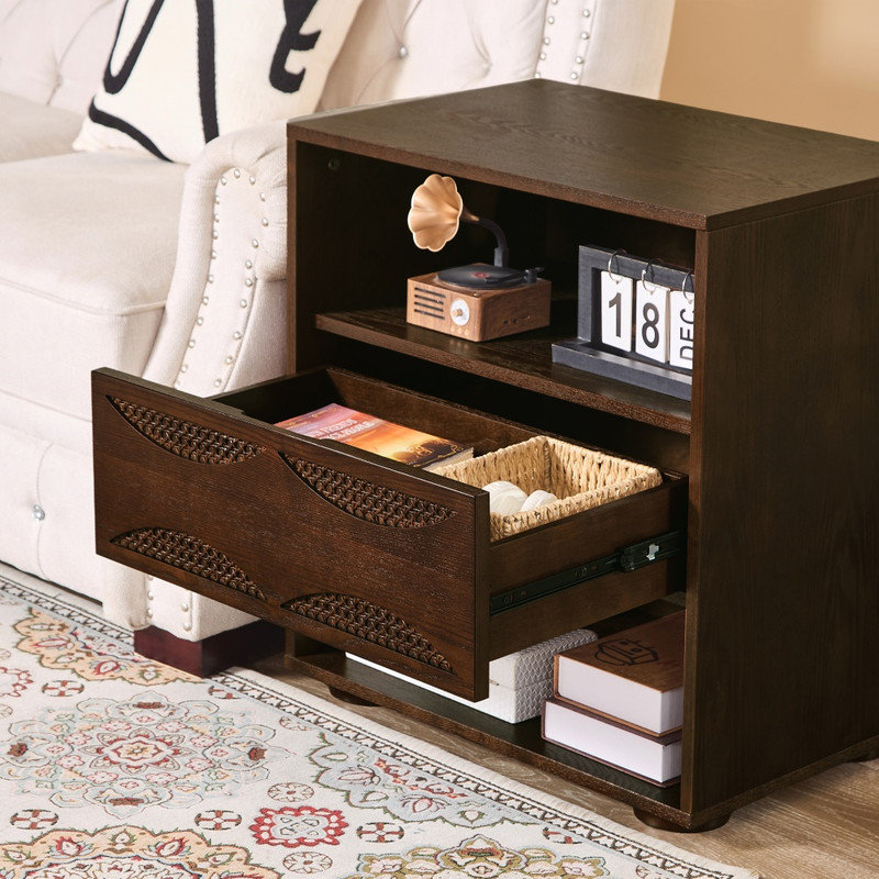 Table de chevet noyer Mid-Century en rotin moderne, table de bout de ferme avec station de charge, ports USB, trou de sortie, rangement ouvert et tiroir, 4 bases en bois massif pour la chambre à coucher