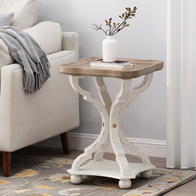 Fabuleuse table d'appoint avec le thème de la campagne française et un plateau carré aux courbes élégantes et au look délavé