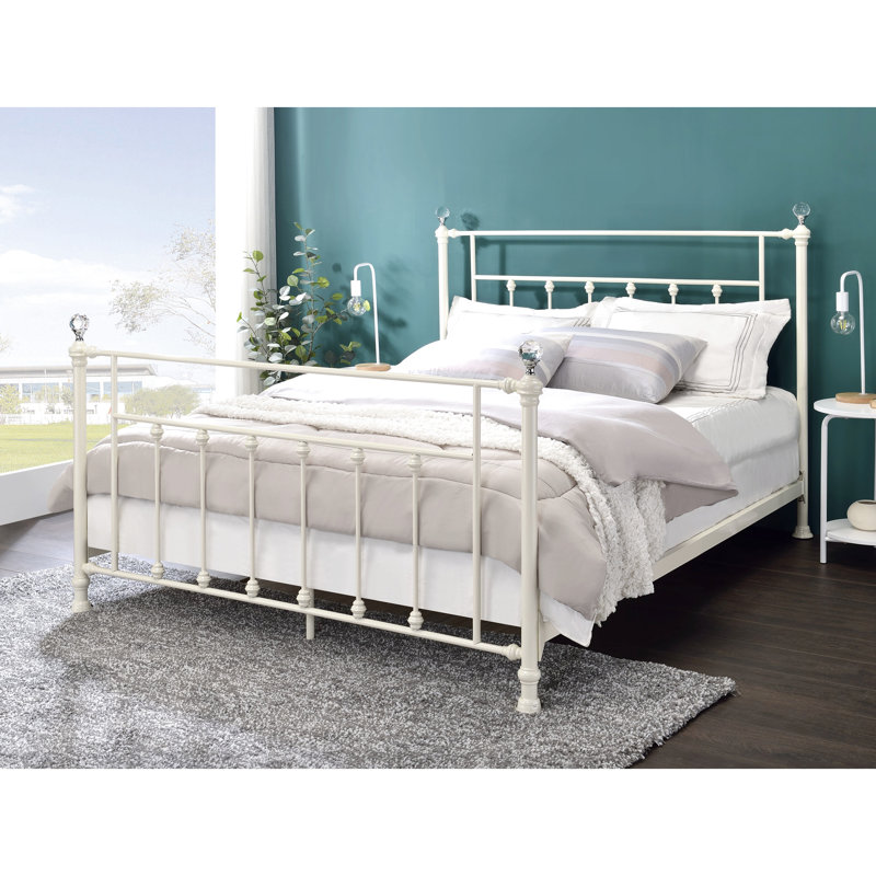 Lit blanc avec métal - Conception élégante de la broche, 79 po de largeur pour une construction spacieuse, poids de 64 lb, support à 4 lattes