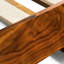  Grand lit plateforme en bois d'acacia Sunset, tête de lit haute, design Art déco de style Mid-Century, pas de sommier tapissier, support de lattes robuste, résistant aux rayures et à l'eau, finition caramel-395312945-395312944