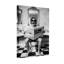 Bath & Laundry Man lisant le journal sur la toilette dans la salle de bain-712101387