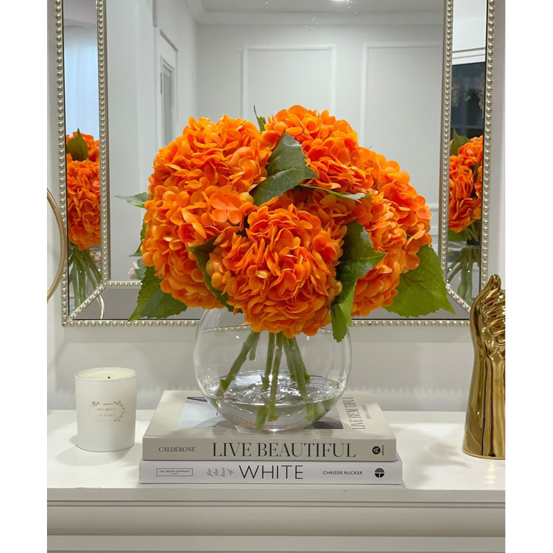 Grand hortensias orange d'automne dans un vase en verre - arrangement floral artificiel pour la décoration intérieure