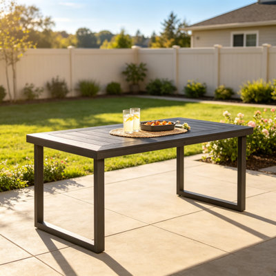 Table de salle à manger d'extérieur en bois d'acacia durable, parfaite pour recevoir et résistante aux intempéries, idéale pour le patio ou le jardin.