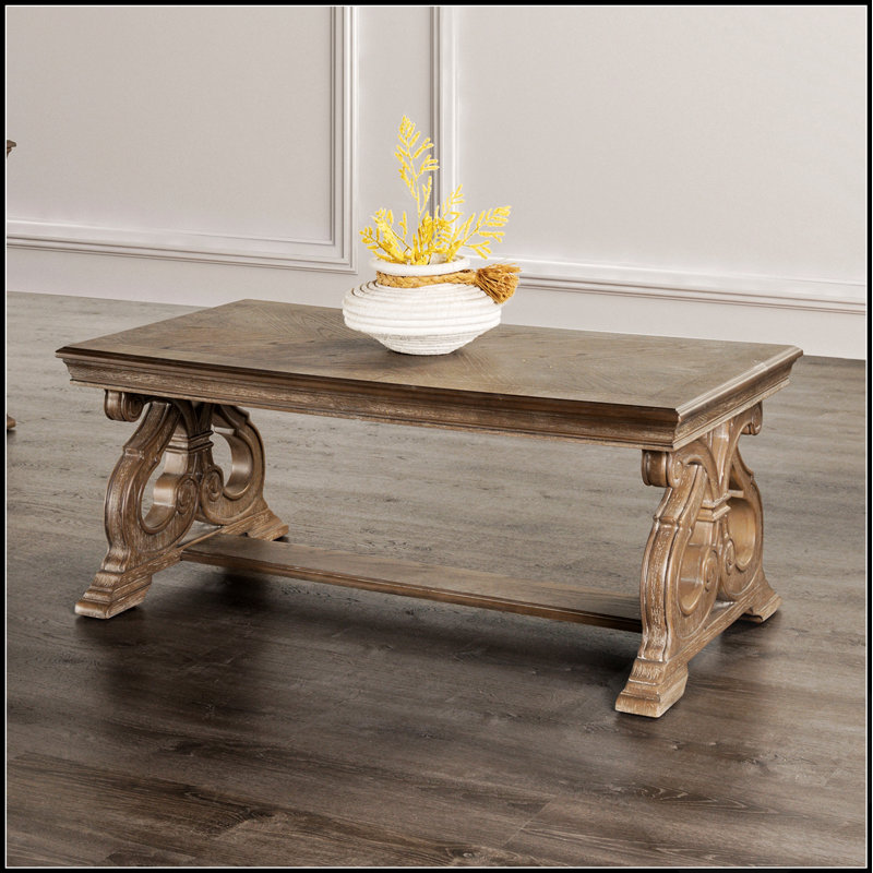 Table basse traditionnelle en bois massif avec pieds en volutes incurvées et sculptures raffinées, idéale pour les salons élégants.
