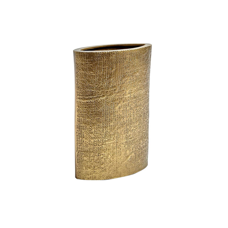 Vase en laiton gravé au chanvre, H 13 po x l 8 po x P 3,5 po