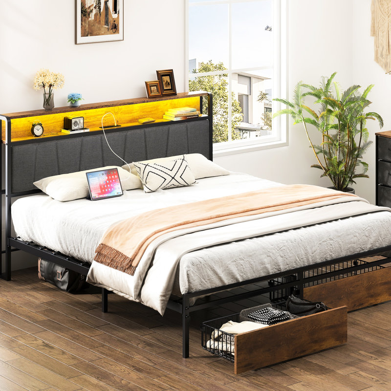 Structure de lit grand format avec lit plateforme tapissier avec tiroirs de rangement, ports USB, lumières DEL, tête de lit tapissier à oreilles