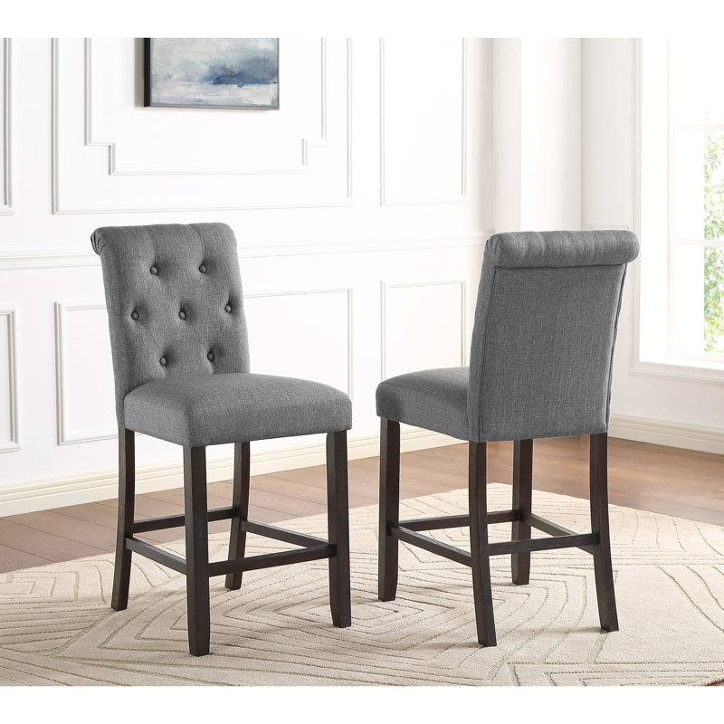 2 tabourets de comptoir gris. Bois massif avec sièges et dossiers confortables. Pieds en bois. Chaises à haut dossier légèrement incurvées. L 23 po x P 19 po x H 39,87 po. Largeur du siège 19 po, 25 po, profondeur 16,5 po. Assemblage requis. Tous