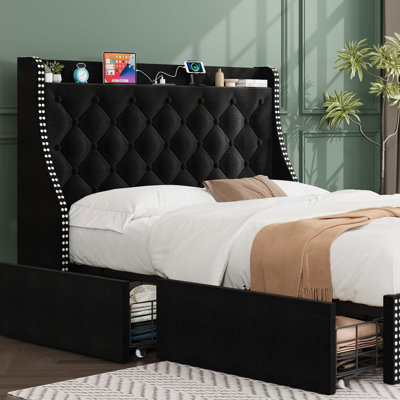 Ensemble de lit 2 pièces pour lit Queen Size, comprenant un cadre rembourré avec 4 tiroirs de rangement, une tête de lit à oreilles, une station de chargement USB/Type-C, un capitonnage en losanges, un sommier à lattes en bois, aucun sommier requis et un montage facile.
