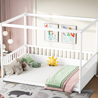 Lit en bois blanc avec garde-corps - Taille double, cadre à baldaquin en construction